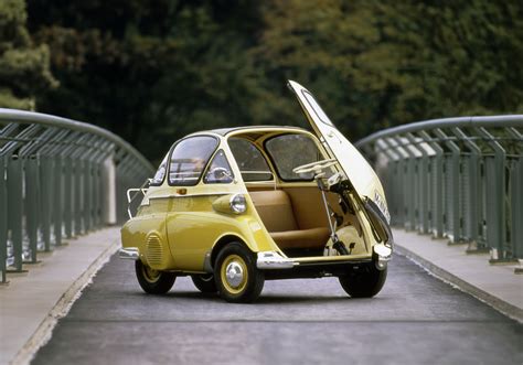 Immagine della BMW Isetta, mostrando le differenze estetiche