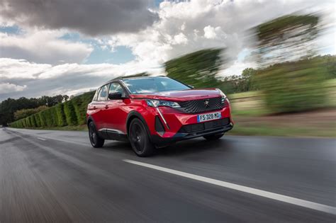 Peugeot 3008 Hybrid4 in movimento su strada asfaltata
