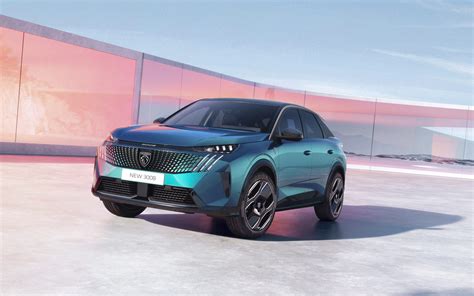 Dettaglio dell'abitacolo e del touchscreen di Peugeot 3008 con menu ibrido
