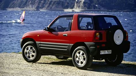 Toyota RAV4 vista posteriore senza ruota di scorta esterna
