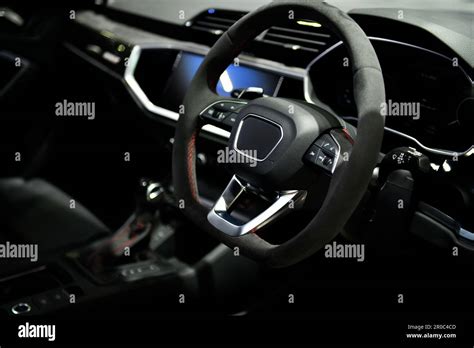 Interno di un'auto moderna con display e comandi