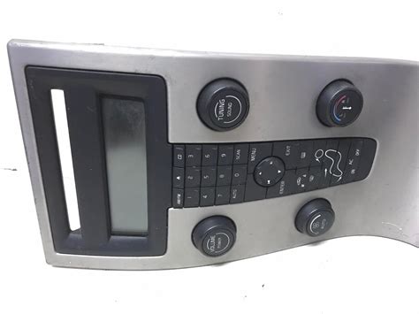 Interno della Volvo V50 con autoradio visibile