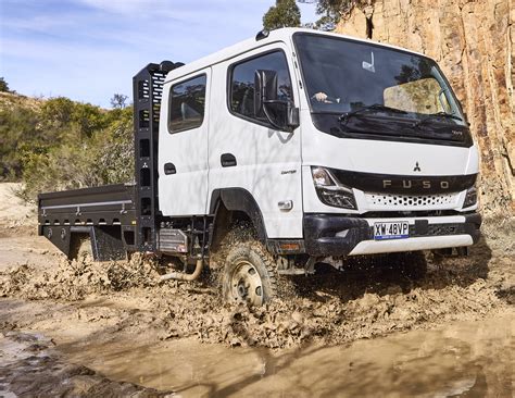Dettaglio del frontale del Mitsubishi Fuso Canter 4x4