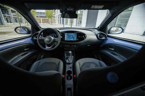 Interni Toyota Aygo X con schermo