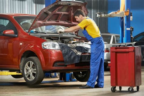 Meccanico Volkswagen al lavoro
