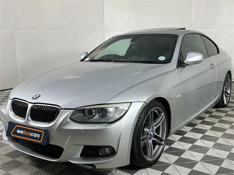 BMW 325i Coupé in un paesaggio urbano