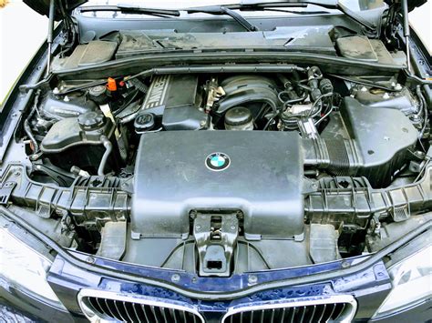 Dettaglio del motore BMW a sei cilindri