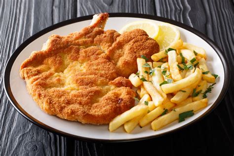 Cotoletta alla milanese su un piatto