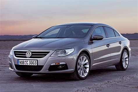 Interni della Volkswagen Passat CC 2009 con focus sul cruscotto