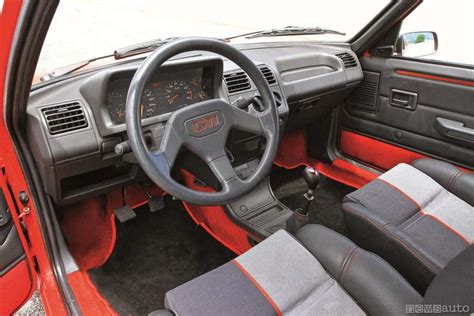 Interni della Peugeot 205 GTi con dettagli sportivi