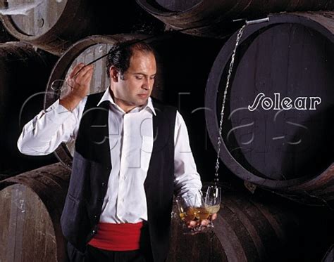 Venenciador che serve Sherry da una botte