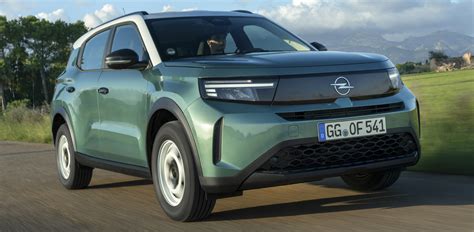 Nuova Opel Frontera in un ambiente naturale
