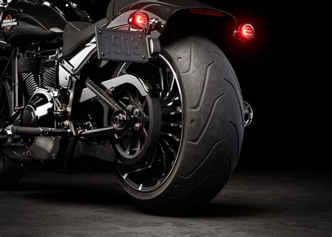 Motocicletta custom con dettagli rossi, incluso il tubo benzina