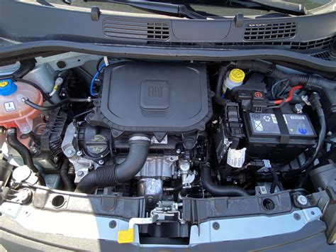 Dettaglio del motore mild hybrid della Fiat Panda