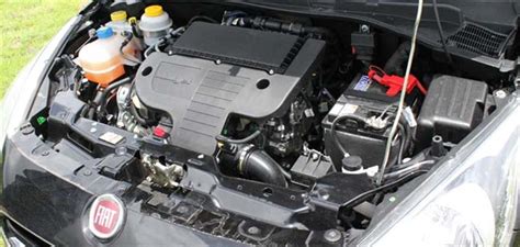 Immagine di una Ford Focus con cofano aperto