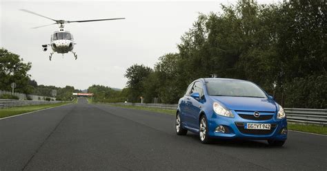 Pilota in pista con auto Opel OPC