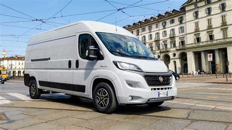 Fiat Professional E-Ducato Furgone Elettrico in ambiente urbano