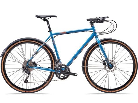 Bicicletta ibrida Angelucci in contesto urbano e naturale