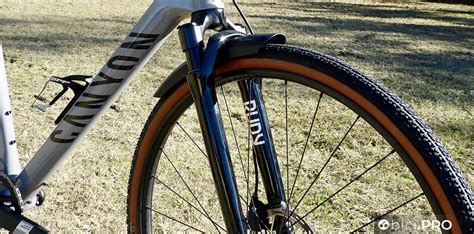 Dettaglio della forcella ammortizzata di una bici ibrida