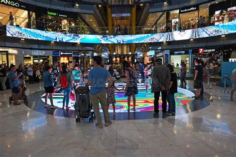 Immagine di un centro commerciale affollato con pavimenti puliti