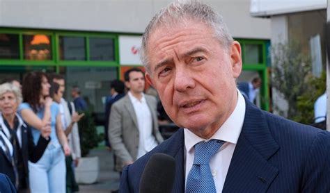 Tavolo di trattative per fusioni automobilistiche
