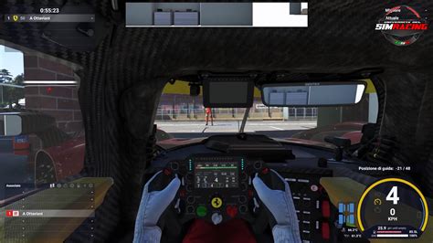 Interfaccia di gioco di iRacing con visuale dal cockpit