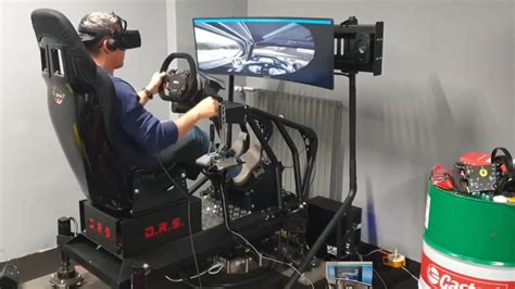 Persona che utilizza un simulatore di guida VR
