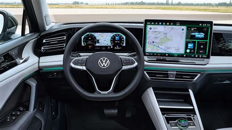 Volkswagen Tiguan in strada con indicatori digitali sullo schermo dell'infotainment
