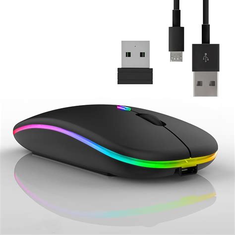 Un mouse senza fili a forma di panda su una scrivania colorata