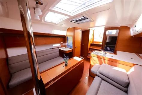 Interno di uno yacht Dufour