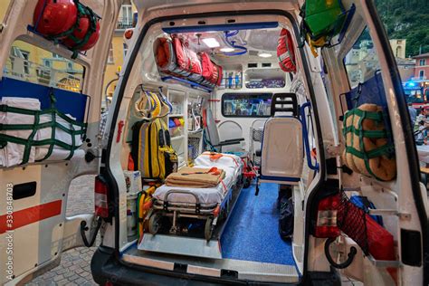 Interno di un'ambulanza FIAT 238 d'epoca