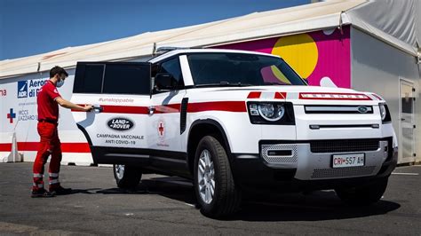 Land Rover Defender specializzata per la Croce Rossa