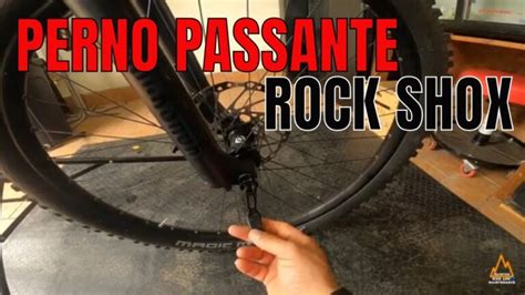 Ciclista MTB con ruota danneggiata