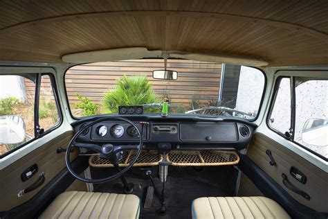 Interni di un Volkswagen T1 degli anni '50
