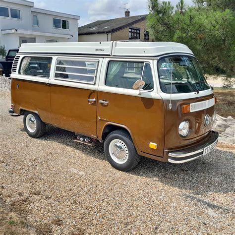 Volkswagen T2 Westfalia in un contesto naturale