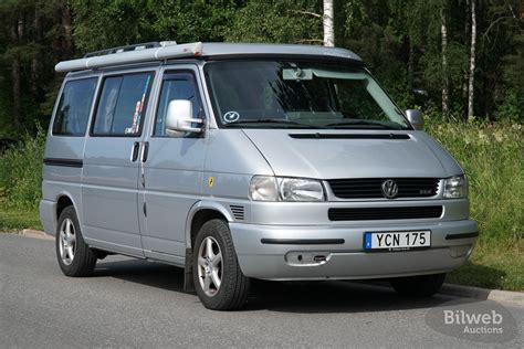 Volkswagen T4 Multivan in una città moderna