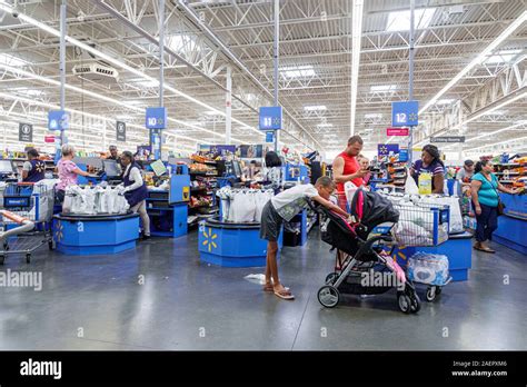 Vista esterna di un grande magazzino Walmart