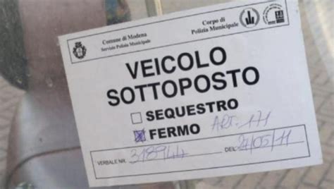 Targhetta con il simbolo del fermo amministrativo su un'auto