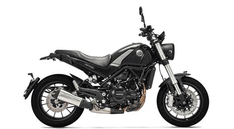 Benelli Leoncino 500 in un contesto urbano