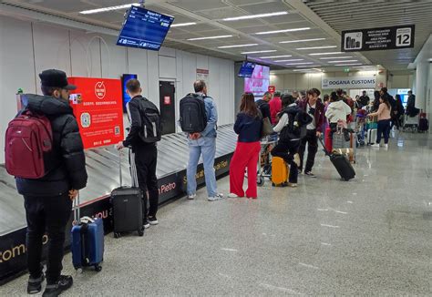 Autista che accoglie i clienti all'aeroporto