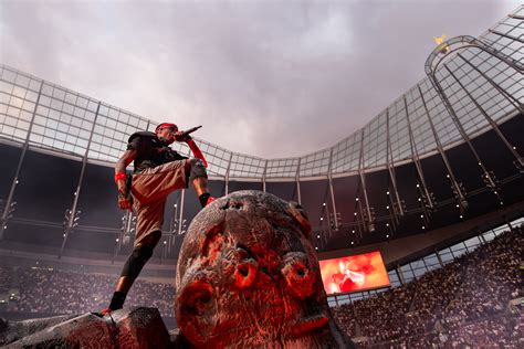 Travis Scott sul palco durante il Circus Maximus Tour