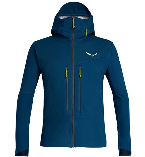 Uomo che pratica scialpinismo con giacca softshell Salewa