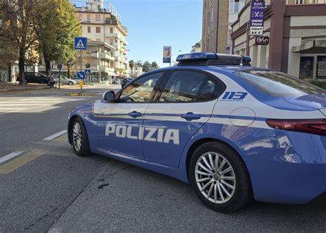 Coppia in atteggiamenti intimi in una monovolume