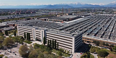 Vista aerea di uno stabilimento industriale moderno