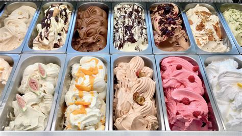 Immagine di una varietà di gelati artigianali con gusti innovativi