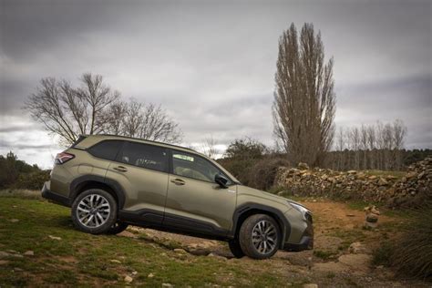 Subaru Forester in azione su un percorso fuoristrada fangoso