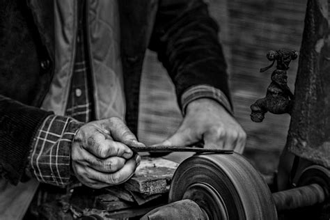 Mani che lavorano su motore Vespa