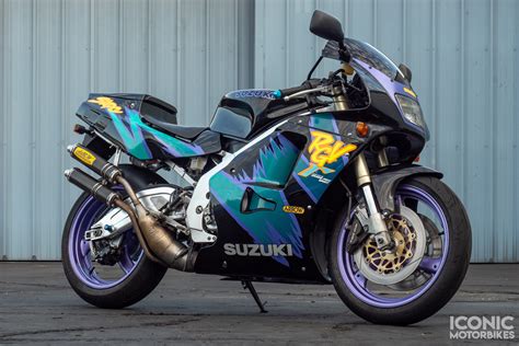 Suzuki RGV 250 VJ22 con scarichi su un lato