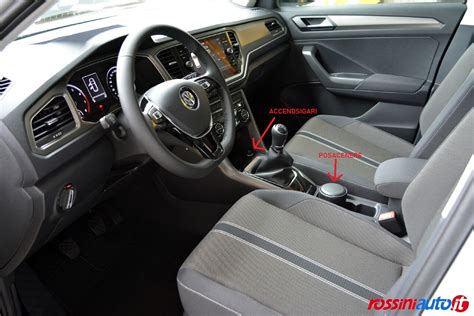 Interno di una Volkswagen Tiguan con presa accendisigari in evidenza