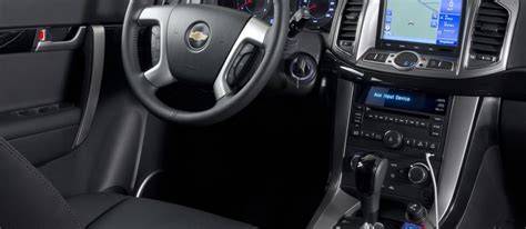 Interni di una Chevrolet Captiva con sedili in pelle e sistema di navigazione